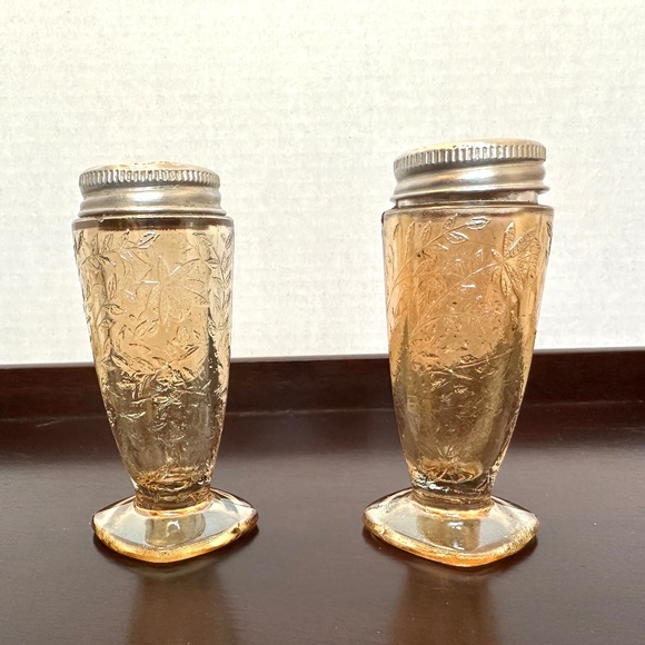 1950s Jeannette Glass Company Floragold salt & pepper - Picture 2 of 5